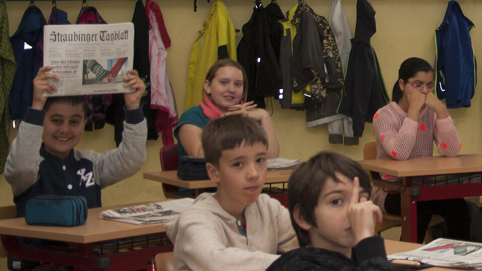 Zwei Schülerinnen der 4b der Grundschule St. Peter in Straubing schlüpften für eine Stunde in die Rolle der Fotografen. Fleißig fotografierten sie ihre Mitschüler beim Besuch der Redakteurin Tanja Pfeffer. Zwei Schülerinnen der 4b der Grundschule St. Peter in Straubing schlüpften für eine Stunde in die Rolle der Fotografen. Fleißig fotografierten sie ihre Mitschüler beim Besuch der Redakteurin Tanja Pfeffer.