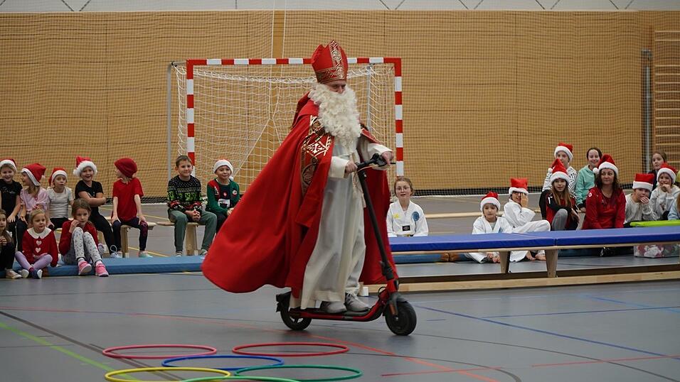 Der Nikolaus hat den Schlitten gegen einen E-Scooter getauscht.