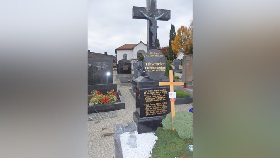 Dieser historisch wertvolle Grabstein erinnnert an die Verstorbenen der Familie Tritscheler in Kürzling. Dieser historisch wertvolle Grabstein erinnnert an die Verstorbenen der Familie Tritscheler in Kürzling.