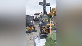 Dieser historisch wertvolle Grabstein erinnnert an die Verstorbenen der Familie Tritscheler in Kürzling.