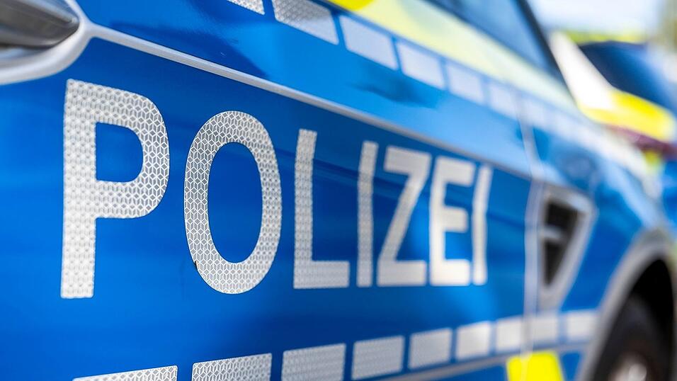 Polizisten fanden den Landwirt tot in seinem eigenen Waldstück. (Symbolbild) Polizisten fanden den Landwirt tot in seinem eigenen Waldstück. (Symbolbild)