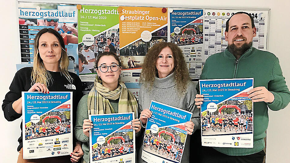 Die Mitarbeiter des Stadtmarketings hoffen wieder auf viele begeisterte Herzogstadtl&auml;ufer (v.l.): Veronika Amann, Nina Wolf, Martina Burmberger und Amtsleiter Matthias Reisinger.