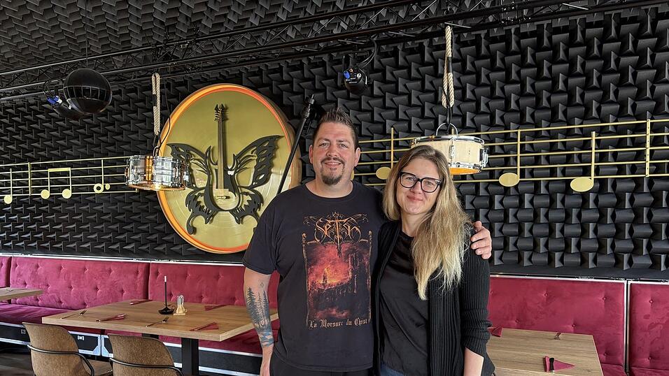 Das Hotelbetreiber-Ehepaar Theresa und Marinus Falter sind Metalfans. Der 43-jährige Marinus trägt zwar Bandshirt und die Arme zieren Tattoos, aber Theresa hat kein einziges Tattoo. „Ich wüsste auch nicht, was ich mir da tätowieren lassen sollte“, sagt die 37-Jährige. Das Hotelbetreiber-Ehepaar Theresa und Marinus Falter sind Metalfans. Der 43-jährige Marinus trägt zwar Bandshirt und die Arme zieren Tattoos, aber Theresa hat kein einziges Tattoo. „Ich wüsste auch nicht, was ich mir da tätowieren lassen sollte“, sagt die 37-Jährige.