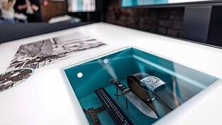 Anhand von 500 Original-Dokumenten, 250 Objekten und visuellen Elementen erzählt die Ausstellung die Geschichte des Reichsparteitagsgeländes. Anhand von 500 Original-Dokumenten, 250 Objekten und visuellen Elementen erzählt die Ausstellung die Geschichte des Reichsparteitagsgeländes.