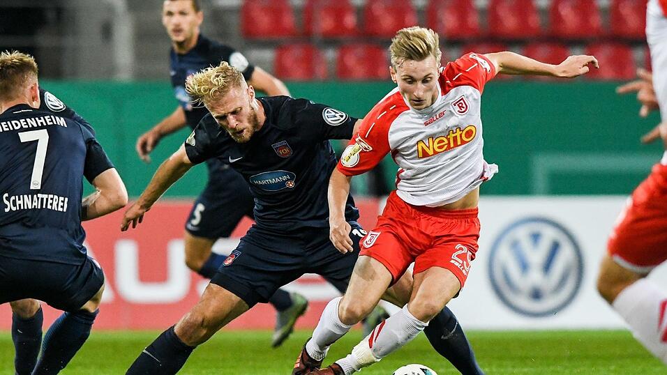 Jahn Regensburg (rechts Joshua Mees) konnte sich in der zweiten Pokalrunde nicht gegen Heidenheim durchsetzen.