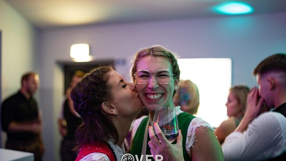 Auch am zweiten Volksfestfreitag schauten viele G&auml;ste im Overtime vorbei.