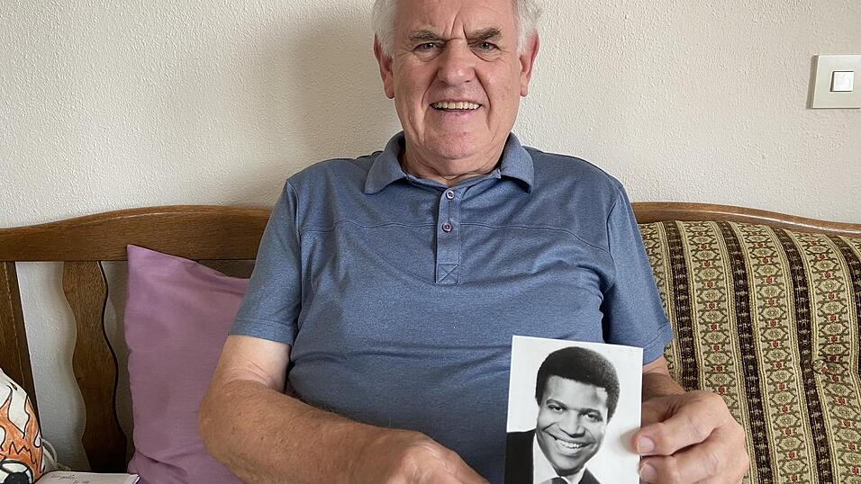 Helmut Schott zeigt die Autogrammkarte von Roberto Blanco. Diese hat er sich am 28. Februar 1969 in Landau geholt. Helmut Schott zeigt die Autogrammkarte von Roberto Blanco. Diese hat er sich am 28. Februar 1969 in Landau geholt.