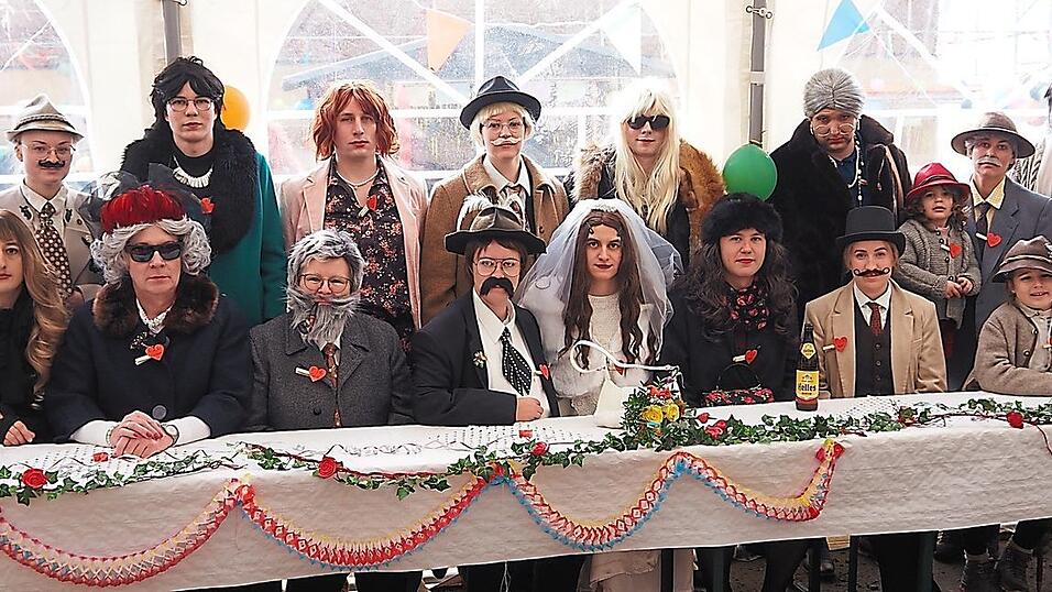 Die Brautleute mit ihrer Familie am Hochzeitstisch.