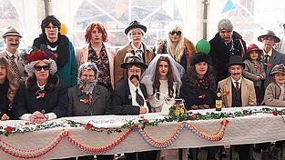 Die Brautleute mit ihrer Familie am Hochzeitstisch.