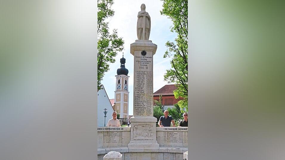 Im September erstrahlt das Ehrenmal in neuem Glanz, hier mit Bürgermeister Hans Biederer, Steinmetz Peter Englbrecht und dem kommunalen Bautechniker Walter Scheibinger (von links). Im September erstrahlt das Ehrenmal in neuem Glanz, hier mit Bürgermeister Hans Biederer, Steinmetz Peter Englbrecht und dem kommunalen Bautechniker Walter Scheibinger (von links).