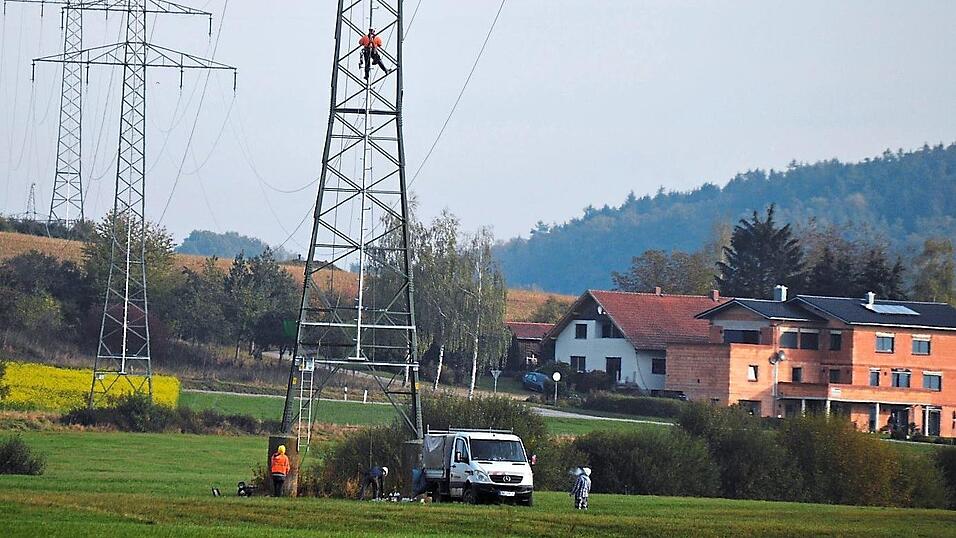 Zwischen Furth im Wald und Cham-Janahof sind derzeit Arbeiter des Bayernwerks am Werkeln.