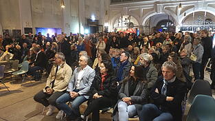 Kulturreferent Wolfgang Dersch (von links) sowie die Stadträte Thomas Burger (SPD), Ariane Weckerle (CSU) und Tom Mayr (Brücke) besuchten die Vernissage.