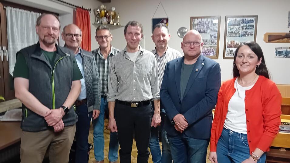 Bei der Versammlung (v. l.): F&ouml;rster Marco Ambros, die Jagdp&auml;chter Ludwig und Hermann Sedlmeier, Jagdvorsteher Markus Brandl, Kassier Franz Wagner, Stadtrat Robert Kr&ouml;ll sowie Kr&auml;uterp&auml;dagogin Martina Friedl.