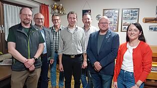 Bei der Versammlung (v. l.): Förster Marco Ambros, die Jagdpächter Ludwig und Hermann Sedlmeier, Jagdvorsteher Markus Brandl, Kassier Franz Wagner, Stadtrat Robert Kröll sowie Kräuterpädagogin Martina Friedl. Bei der Versammlung (v. l.): Förster Marco Ambros, die Jagdpächter Ludwig und Hermann Sedlmeier, Jagdvorsteher Markus Brandl, Kassier Franz Wagner, Stadtrat Robert Kröll sowie Kräuterpädagogin Martina Friedl.