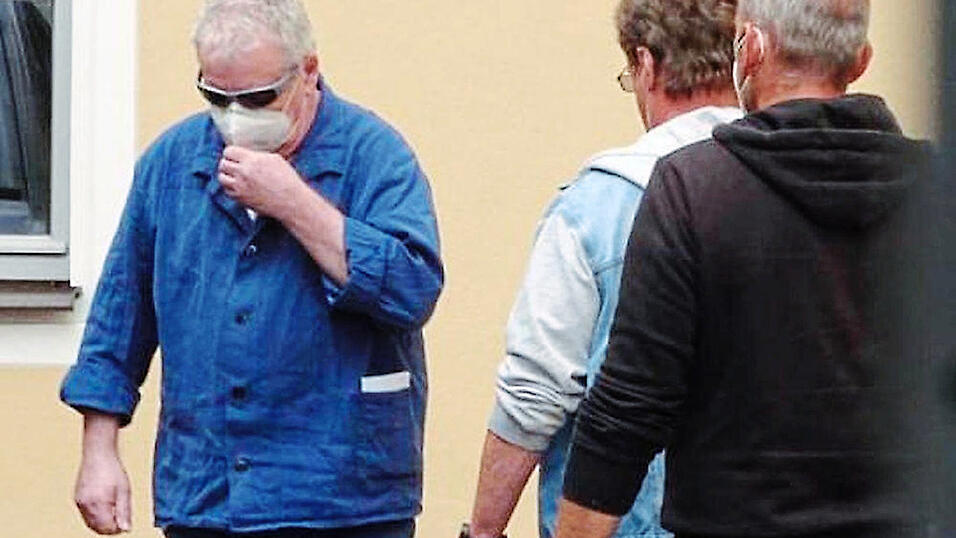 Karlheinz „Charlie“ R. (l.), bundesweit bekannt unter dem Namen „Mexiko-Heinz“, musste sich ab Juli 2021 wegen Mordes vor dem Landgericht Amberg verantworten.