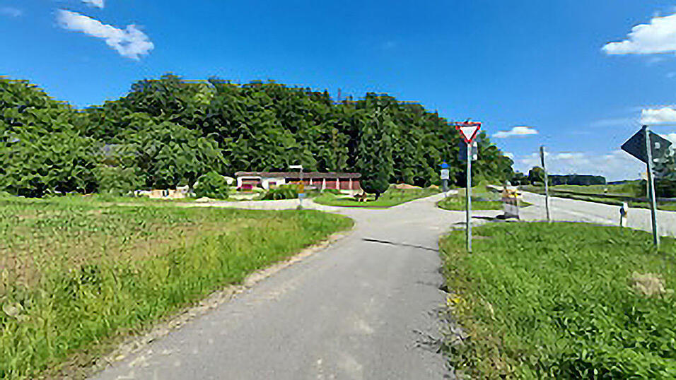 An jeder Einmündung: Vorfahrt achten. Fotos: An jeder Einmündung: Vorfahrt achten. Fotos: