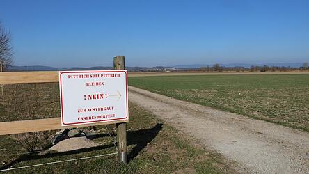 Anwohner haben mit einem Schild &bdquo;Pittrich soll Pittrich bleiben. Nein zum Ausverkauf unseres Dorfes&ldquo; gegen die Baugebietsausweisung protestiert.