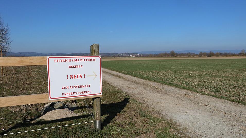 Anwohner haben mit einem Schild &bdquo;Pittrich soll Pittrich bleiben. Nein zum Ausverkauf unseres Dorfes&ldquo; gegen die Baugebietsausweisung protestiert.