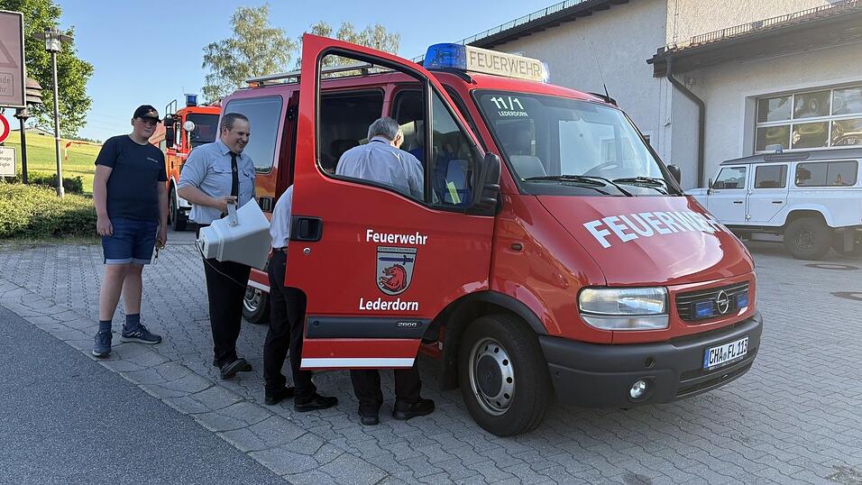 Die FF Lederdorn informiert mittels der Lautsprecheranlage (hier bei der Montage am Feuerwehrzentrum) die Besucher entlang des Pfingstrittes. Die FF Lederdorn informiert mittels der Lautsprecheranlage (hier bei der Montage am Feuerwehrzentrum) die Besucher entlang des Pfingstrittes.