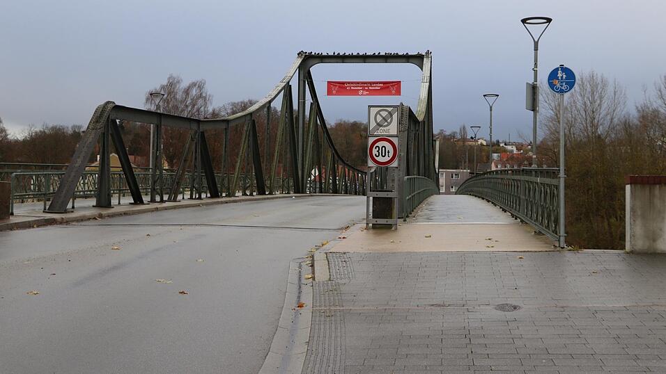Die Strecke &uuml;ber die Isarbr&uuml;cke bleibt ein kombinierter Geh- und Radweg. Hier sind Radfahrer gesetzlich verpflichtet, den Radweg zu nutzen - sie d&uuml;rfen nicht auf die Stra&szlig;e und m&uuml;ssen auf Fu&szlig;g&auml;nger achten.