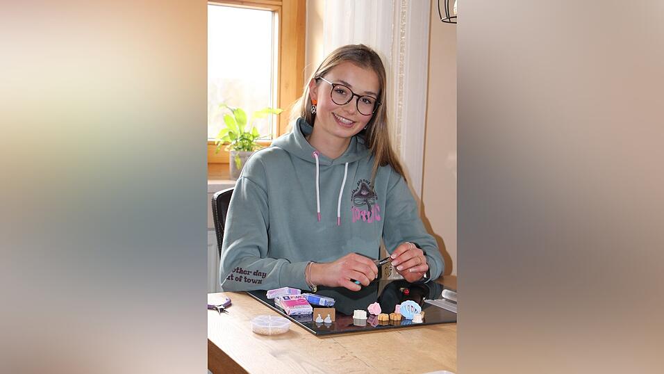 Ihre Favoriten tr&auml;gt Lena M&uuml;hlbauer selbst gerne: Ohrringe mit Leoparden-Muster.