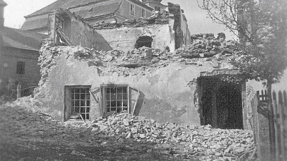Waldmünchens Partnerstadt Klenčí pod Čerchovem am 26. April 1945 nach der Bombardierung durch die Amerikaner. Waldmünchens Partnerstadt Klenčí pod Čerchovem am 26. April 1945 nach der Bombardierung durch die Amerikaner.