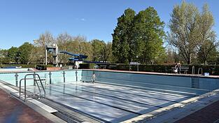 Noch sind die Becken leer, Mitte Mai soll das Freibad wieder öffnen. Die Rutsche ist ab diesem Jahr nicht mehr türkis, sondern blau.