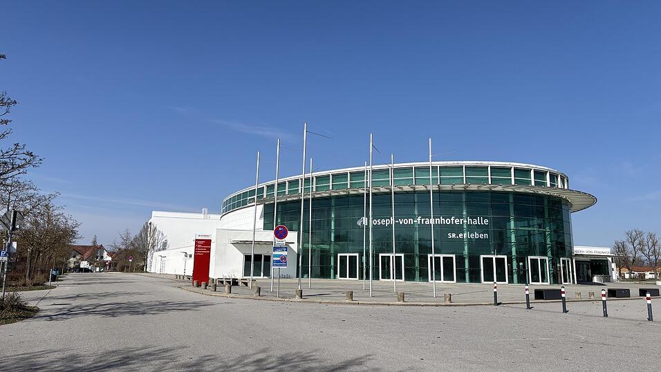 In diesem Bereich um die Fraunhoferhalle sind abends und nachts Autoposer unterwegs, Reifen quietschen, Motoren r&ouml;hren. &bdquo;Und am n&auml;chsten Morgen liegt &uuml;berall M&uuml;ll&ldquo;, berichtet eine Anwohnerin. Noch in diesem Sommer soll das ein Ende haben, sagt SAUV-Betriebsleiter Daniel Winklmaier.