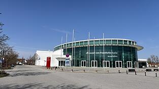 In diesem Bereich um die Fraunhoferhalle sind abends und nachts Autoposer unterwegs, Reifen quietschen, Motoren r&ouml;hren. &bdquo;Und am n&auml;chsten Morgen liegt &uuml;berall M&uuml;ll&ldquo;, berichtet eine Anwohnerin. Noch in diesem Sommer soll das ein Ende haben, sagt SAUV-Betriebsleiter Daniel Winklmaier.