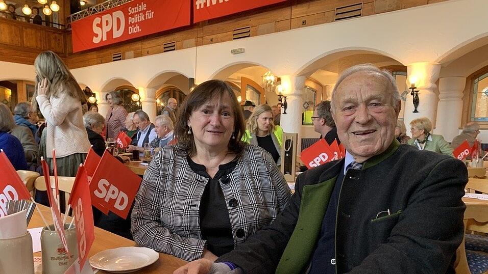 Der ehemalige Schwandorfer Landrat Hans Schuierer erhofft sich vom Politischen Aschermittwoch in Vilshofen 'eine Belebung f&uuml;r die SPD'. Die Bundestagsabgeordnete Marianne Schieder w&uuml;nscht sich 'im Wahljahr ein gemeinsames Aufbruchssignal'. Mit seinen 92 Jahren ist Schuierer wahrscheinlich der &auml;lteste Besucher im Wolferstetter Keller.