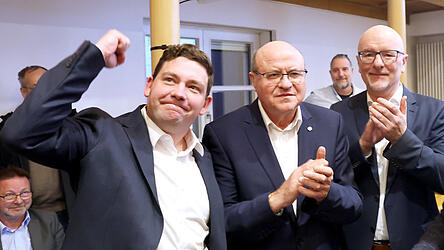 Thomas Haslinger (CSU, von links) freut sich mit Stadtrat Ludwig Zellner und Noch-OB Alexander Putz.&nbsp;