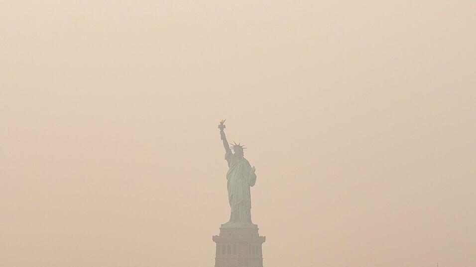 Mehrere Großstädte wie New York sind in Rauch gehüllt. Mehrere Großstädte wie New York sind in Rauch gehüllt.