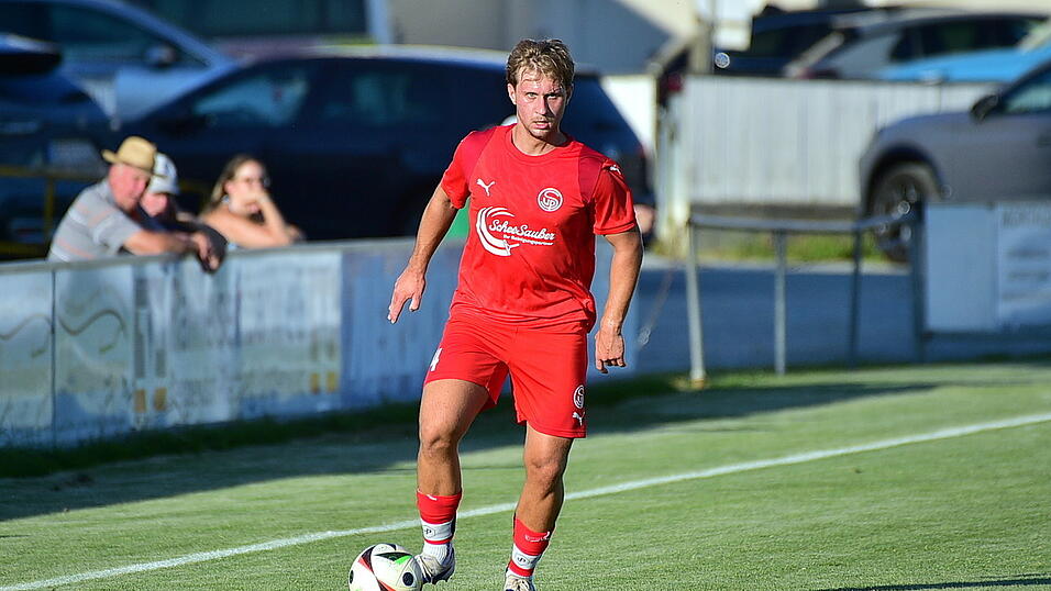 Kevin Kuglmeier, Stammspieler bei der SpVgg Plattling, möchte mit seinem Team im Auswärtsspiel beim SV Garham drei Punkte einfahren. Kevin Kuglmeier, Stammspieler bei der SpVgg Plattling, möchte mit seinem Team im Auswärtsspiel beim SV Garham drei Punkte einfahren.