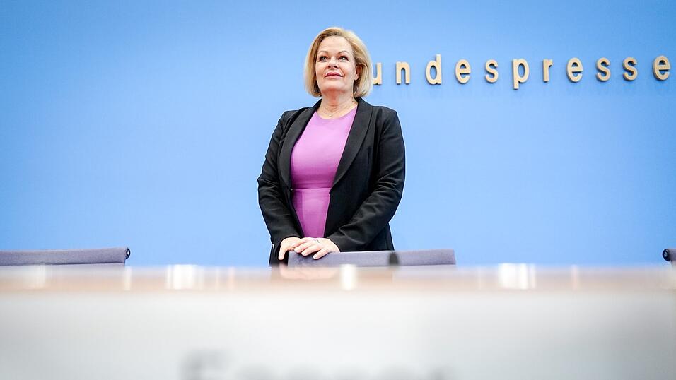 Nancy Faeser (SPD), geschäftsführende Bundesministerin für Inneres und Heimat, zieht auf einer Pressekonferenz eine positive Bilanz zur Migrationspolitik der Bundesregierung.