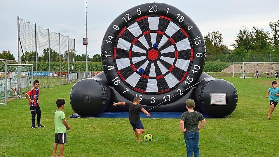 Beim Fußballdarts konnte jeder sein Geschick unter Beweis stellen. Beim Fußballdarts konnte jeder sein Geschick unter Beweis stellen.