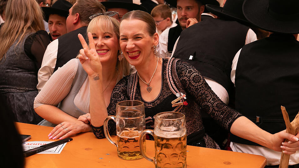 Die Partybilder vom Freitag, 8. August, aus dem Festzelt Greindl. Die Partybilder vom Freitag, 8. August, aus dem Festzelt Greindl.