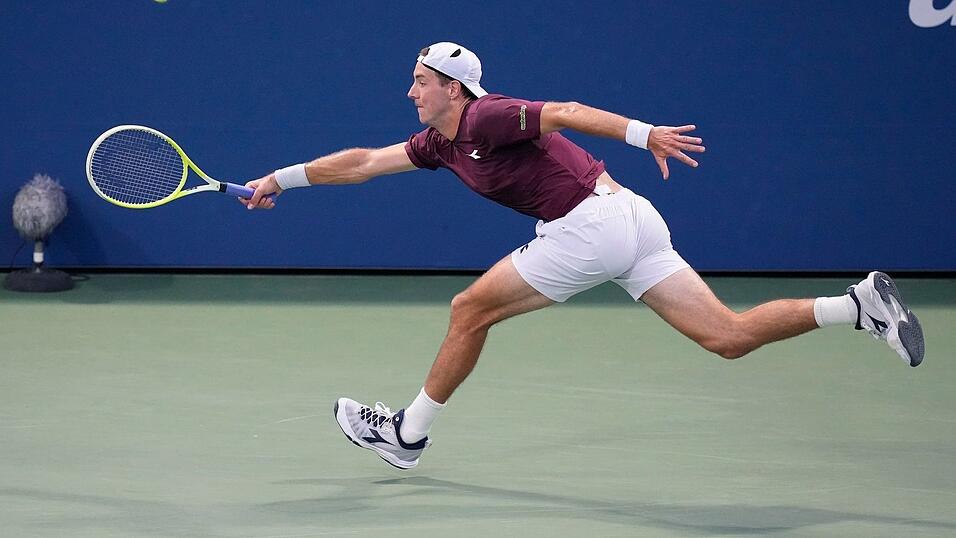 Jan-Lennard Struff überrascht bei den US Open mit einem Sieg gegen Holger Rune. Jan-Lennard Struff überrascht bei den US Open mit einem Sieg gegen Holger Rune.