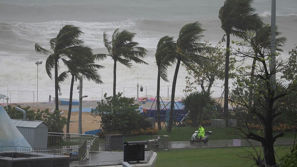 Die kräftigen Winde ließen örtlich Bäume umknicken. Die kräftigen Winde ließen örtlich Bäume umknicken.