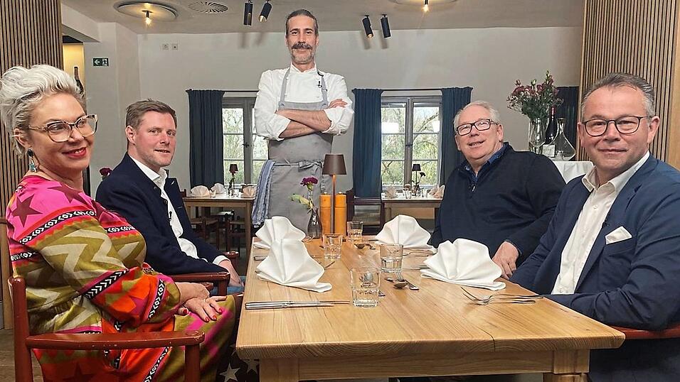Otto Bruckner von der 'Westerberg-Stub'n' (von rechts), Thomas Allnoch (Gasthof zur Post), Hakan Dincer vom 'Rauchensteiner', Steffen Seibert (Schweigers Landgasthof) und Margarete Schneller ('LA:Meer') lieferten sich einen heißen Küchen-Konkurrenzkampf. Otto Bruckner von der 'Westerberg-Stub'n' (von rechts), Thomas Allnoch (Gasthof zur Post), Hakan Dincer vom 'Rauchensteiner', Steffen Seibert (Schweigers Landgasthof) und Margarete Schneller ('LA:Meer') lieferten sich einen heißen Küchen-Konkurrenzkampf.