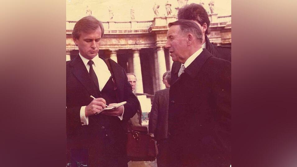 Max Strasser mit Senator Heinrich Eiber 1984 auf dem Petersplatz in Rom, als die Waldmünchner einen Christbaum für Papst Johannes Paul II. gespendet hatten. Max Strasser mit Senator Heinrich Eiber 1984 auf dem Petersplatz in Rom, als die Waldmünchner einen Christbaum für Papst Johannes Paul II. gespendet hatten.
