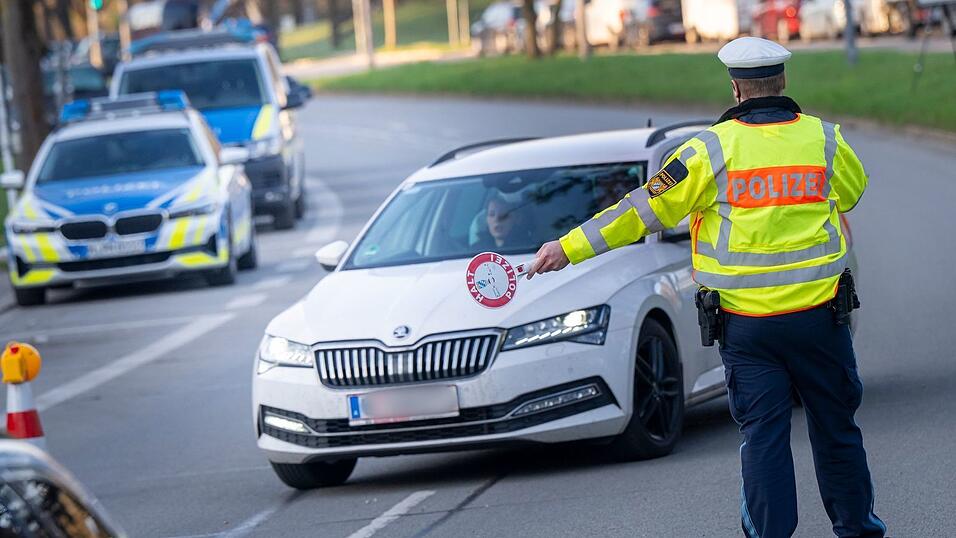 Geschwindigkeitsverstöße machten 2024 mehr als 82 Prozent aller Verstöße im fließenden Verkehr aus. (Symbolbild) Geschwindigkeitsverstöße machten 2024 mehr als 82 Prozent aller Verstöße im fließenden Verkehr aus. (Symbolbild)