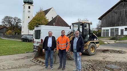 Besichtigen die Baustelle zwischen Kirche und Sportplatz: Norbert Hoffmann von der Firma Schönberger, Bürgermeister Stefan Baumgartner und Gemeinderat Max Altmann (v.r.).