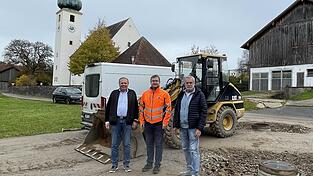 Besichtigen die Baustelle zwischen Kirche und Sportplatz: Norbert Hoffmann von der Firma Schönberger, Bürgermeister Stefan Baumgartner und Gemeinderat Max Altmann (v.r.).