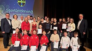 Sportler mit vielen Erfolgen auf Landes- und Bundesebene durften ebenfalls Ehrungen entgegennehmen. Sportler mit vielen Erfolgen auf Landes- und Bundesebene durften ebenfalls Ehrungen entgegennehmen.
