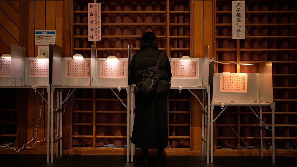 Japans gr&ouml;&szlig;te Oppositionspartei erlitt an der Wahlurne schwere Verluste.