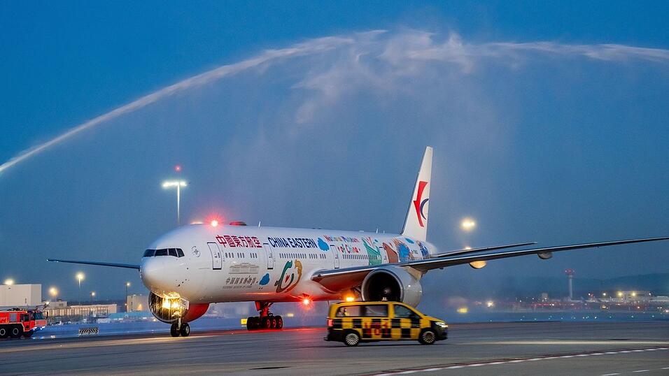 Auch die zweite Maschine bekam zur Begr&uuml;&szlig;ung Wasserfont&auml;nen.