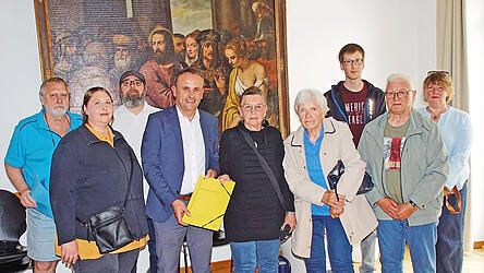 Bei der Übergabe der Unterschriften, von links: Reinhold und Sabrina Belz, Heiko Hartl, Bürgermeister Josef Schütz, Paula Belz, Hildegard Baumgartner, Christoph Blüml, Adalbert Schneider und Annette Hartl. Bei der Übergabe der Unterschriften, von links: Reinhold und Sabrina Belz, Heiko Hartl, Bürgermeister Josef Schütz, Paula Belz, Hildegard Baumgartner, Christoph Blüml, Adalbert Schneider und Annette Hartl.