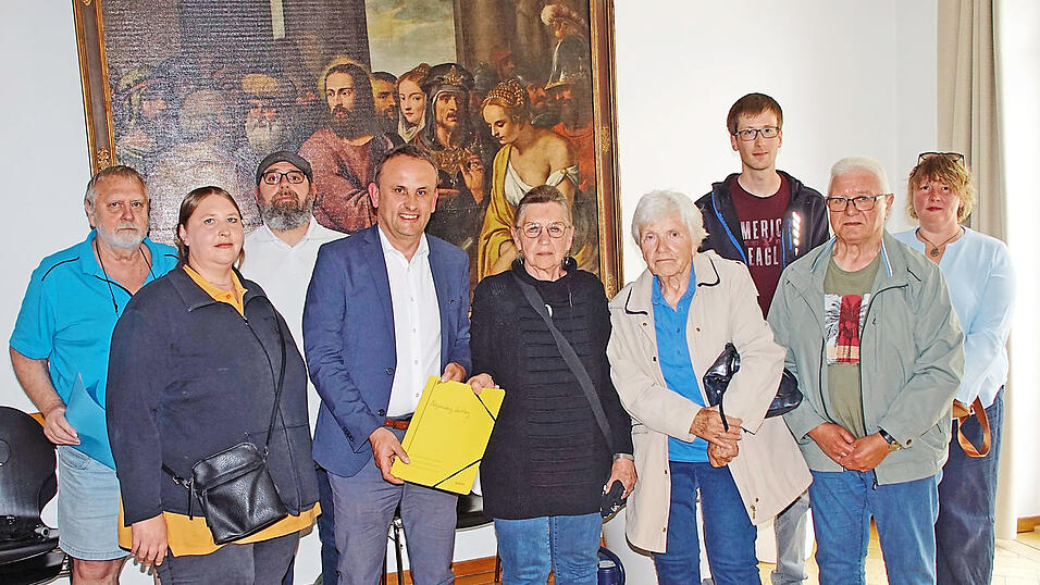 Bei der &Uuml;bergabe der Unterschriften, von links: Reinhold und Sabrina Belz, Heiko Hartl, B&uuml;rgermeister Josef Sch&uuml;tz, Paula Belz, Hildegard Baumgartner, Christoph Bl&uuml;ml, Adalbert Schneider und Annette Hartl.