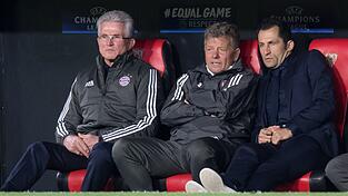 Jupp Heynckes (l) trauert um seinen damaligen Co-Trainer Peter Hermann (M). (Archivbild)