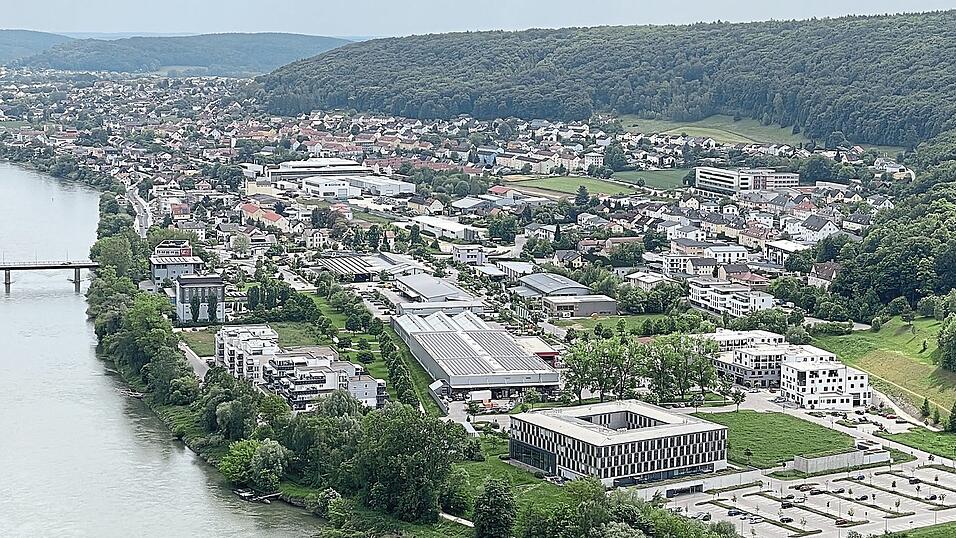 Ein Blick auf den Kelheimer Donaupark, der sich allm&auml;hlich zu einem &Ouml;kopark entwickelt. Im Vordergrund das Ende 2016 bezogene Landratsamt.